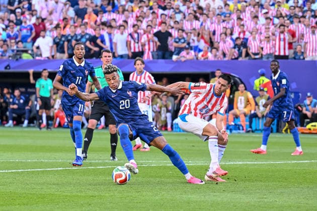 Desire Doue (France) and Gustavo Caballero (Paraguay) battle for the ball during the FIFA World Cup, WM, Weltmeisterschaft, Fussball 2026 Round Of 16 match between Paraguay and France at Philadelphia Stadium on July 4, 2026 in Philadelphia, United States. (Photo by Harry Langer DeFodi Images) - *** Desire Doue of France and Gustavo Caballero of Paraguay battle for the ball during the 2026 FIFA World Cup Round of 16 match between Paraguay and France at Philadelphia Stadium on July 4, 2026, in Philadelphia, United States. Photo by Harry Langer, DeFodi Images