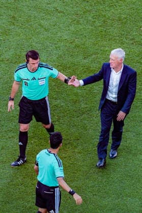 FIFA Fussball Weltmeisterschaft 2026, Achtelfinale, Paraguay vs. Frankreich, 04.07.2026, Philadelphia Stadium Didier Deschamps und der Schiedsrichter *** 2026 FIFA World Cup, Round of 16, Paraguay vs. France, July 4, 2026, Philadelphia Stadium: Didier Deschamps and the referee Copyright: xBahhoxKarax