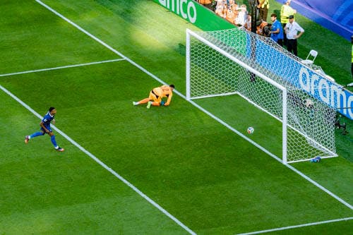 FIFA Fussball Weltmeisterschaft 2026, Achtelfinale, Paraguay vs. Frankreich, 04.07.2026, Philadelphia Stadium Tor zum 0:1 durch Elfmeter durch Kylian Mbappe *** 2026 FIFA World Cup, Round of 16, Paraguay vs. France, July 4, 2026, Philadelphia Stadium: Kylian Mbappé scores the 0-1 goal on a penalty kick Copyright: xBahhoxKarax