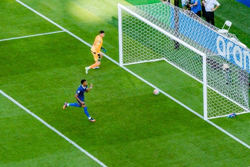 FIFA Fussball Weltmeisterschaft 2026, Achtelfinale, Paraguay vs. Frankreich, 04.07.2026, Philadelphia Stadium Tor zum 0:1 durch Elfmeter durch Kylian Mbappe *** 2026 FIFA World Cup, Round of 16, Paraguay vs. France, July 4, 2026, Philadelphia Stadium: Kylian Mbappé scores the 0-1 goal on a penalty kick Copyright: xBahhoxKarax
