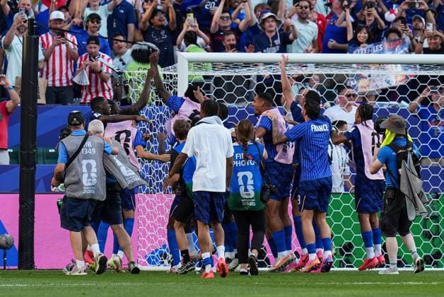 France players celebrate their victory with the France fans Paraguay v France 2026 FIFA World Cup, WM, Weltmeisterschaft, Fussball Round of 32, Football, Philadelphia Stadium, Philadelphia, Pennsylvania, USA - 04 Jul 2026Philadelphia Philadelphia Stadium Pennsylvania (PA) United States of America  Copyright: xIsmaelxAdnan Shutterstockx 16975708dd