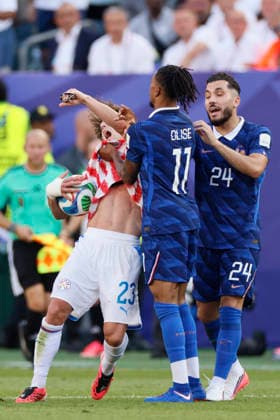 Paraguay v France: Round of 16 - FIFA World Cup, WM, Weltmeisterschaft, Fussball 2026 Matias Galarza of Paraguay and Michael Olise of France is pulled away by Rayan Cherki of France in incident during the FIFA World Cup 2026 Round Of 16 match between Paraguay and France at Philadelphia Stadium on July 4, 2026 in Philadelphia, Pennsylvania. Philadelphia Philadelphia Stadium PA United States Copyright: xAllstarxPicturexLibraryxLtdx