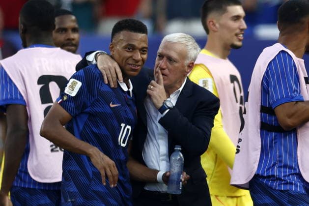 FIFA World Cup, WM, Weltmeisterschaft, Fussball 2026 - Round of 16 - Paraguay vs France France s head coach Didier Deschamps talks to his player Kylian Mbappe after winning the FIFA World Cup 2026 Round of 16 match Paraguay against France, in Philadelphia, Pennsylvania, USA, 04 July 2026. PHILADELPHIA United States  Copyright: xWILLxOLIVERx