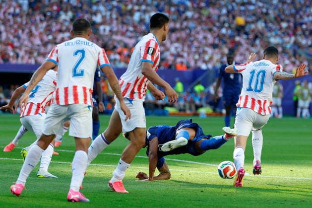 PHILADELPHIA STADIUM PHILADELPHIA PENNSYLVANIA USA 04.07.2026 FIFA MISTRZOSTWA SWIATA 2026 W PILKA NOZNA W USA MECZ GRUPA 1 8 FRANCE FRANCJA I AND PARAGUAY PARAGWAJ FIFA World Cup, WM, Weltmeisterschaft, Fussball 2026 Round of 16 match between Paraguay and France at Philadelphia Stadium on July 04, 2026 in Philadelphia, Pennsylvania. N Z Paraguay defender Gustavo Velazquez 2 Paraguay midfielder Diego Gomez 8 foul penalty France midfielder Desire Doue 20 Paraguay midfielder Miguel Almiron 10 KAMIL KRZACZYNSKI PILKA NOZNA FIFA WORLD CUP 2026 MS MISTRZOSTWA SWIATA W PILCE NOZNEJ MUNDIAL USA KANADA MEKSYK 2026 NEWSPIX.PL --- newspix.pl  KSK