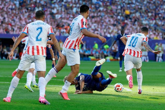 PHILADELPHIA STADIUM PHILADELPHIA PENNSYLVANIA USA 04.07.2026 FIFA MISTRZOSTWA SWIATA 2026 W PILKA NOZNA W USA MECZ GRUPA 1 8 FRANCE FRANCJA I AND PARAGUAY PARAGWAJ FIFA World Cup, WM, Weltmeisterschaft, Fussball 2026 Round of 16 match between Paraguay and France at Philadelphia Stadium on July 04, 2026 in Philadelphia, Pennsylvania. N Z Paraguay defender Gustavo Velazquez 2 Paraguay midfielder Diego Gomez 8 foul penalty France midfielder Desire Doue 20 Paraguay midfielder Miguel Almiron 10 KAMIL KRZACZYNSKI PILKA NOZNA FIFA WORLD CUP 2026 MS MISTRZOSTWA SWIATA W PILCE NOZNEJ MUNDIAL USA KANADA MEKSYK 2026 NEWSPIX.PL --- newspix.pl  KSK