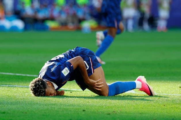 PHILADELPHIA STADIUM PHILADELPHIA PENNSYLVANIA USA 04.07.2026 FIFA MISTRZOSTWA SWIATA 2026 W PILKA NOZNA W USA MECZ GRUPA 1 8 FRANCE FRANCJA I AND PARAGUAY PARAGWAJ FIFA World Cup, WM, Weltmeisterschaft, Fussball 2026 Round of 16 match between Paraguay and France at Philadelphia Stadium on July 04, 2026 in Philadelphia, Pennsylvania. N Z France midfielder Desire Doue 20 foul penalty KAMIL KRZACZYNSKI PILKA NOZNA FIFA WORLD CUP 2026 MS MISTRZOSTWA SWIATA W PILCE NOZNEJ MUNDIAL USA KANADA MEKSYK 2026 NEWSPIX.PL --- newspix.pl  KSK