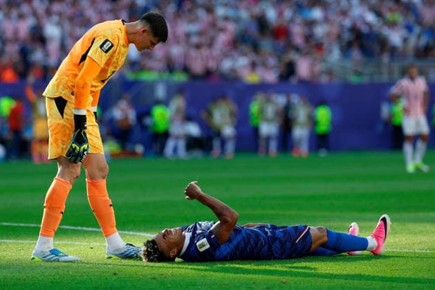 PHILADELPHIA STADIUM PHILADELPHIA PENNSYLVANIA USA 04.07.2026 FIFA MISTRZOSTWA SWIATA 2026 W PILKA NOZNA W USA MECZ GRUPA 1 8 FRANCE FRANCJA I AND PARAGUAY PARAGWAJ FIFA World Cup, WM, Weltmeisterschaft, Fussball 2026 Round of 16 match between Paraguay and France at Philadelphia Stadium on July 04, 2026 in Philadelphia, Pennsylvania. N Z Paraguay goalkeeper Orlando Gill 12 France midfielder Desire Doue 20 foul penalty KAMIL KRZACZYNSKI PILKA NOZNA FIFA WORLD CUP 2026 MS MISTRZOSTWA SWIATA W PILCE NOZNEJ MUNDIAL USA KANADA MEKSYK 2026 NEWSPIX.PL --- newspix.pl  KSK