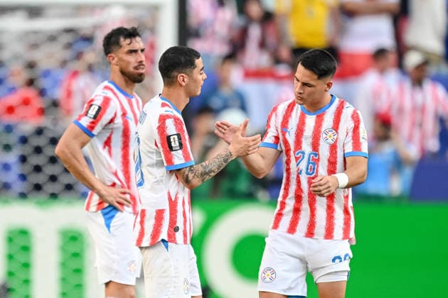 Gabriel Avalos (Paraguay), Miguel Almiron (Paraguay) and Alexandro Maidana (Paraguay) gesture look dejected during the FIFA World Cup, WM, Weltmeisterschaft, Fussball 2026 Round Of 16 match between Paraguay and France at Philadelphia Stadium on July 4, 2026 in Philadelphia, United States. (Photo by Harry Langer DeFodi Images) - *** Gabriel Avalos (Paraguay), Miguel Almiron (Paraguay), and Alexandro Maidana (Paraguay) look dejected during the 2026 FIFA World Cup Round of 16 match between Paraguay and France at Philadelphia Stadium on July 4, 2026, in Philadelphia, United States. Photo by Harry Langer, DeFodi Images