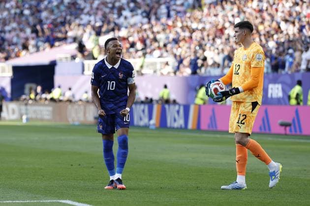 PHILADELPHIA - Paraguay goalkeeper Orlando Gill as Kylian Mbappe of France celebrates after the 2026 FIFA World Cup, WM, Weltmeisterschaft, Fussball round of 16 match between Paraguay and France at the Philadelphia Stadium on July 4, 2026, in Philadelphia, United States. MAURICE VAN STEEN ANP FIFA World Cup 2026 - round of 16 2026 xVIxANPxSportx xMauricexvanxSteenxIVx 562820854 originalFilename: 562820854.jpg