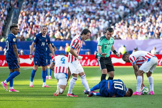 260704 Referee Ilgiz Tantashev and Kylian Mbappe of France during the FIFA World Cup, WM, Weltmeisterschaft, Fussball 2026 round of 16 football match between Paraguay and France on July 4, 2026 in Philadelphia. Photo: Jon Olav Nesvold BILDBYRAN COP 217 JE0140 fotboll football soccer fotball vm fotbolls-vm fotball-vm fotbolls-vm 2026 fifa world cup 2026 attondelsfinal round of 16 bbeng *** July 4, 2026: Referee Ilgiz Tantashev and Kylian Mbappé of France during the 2026 FIFA World Cup Round of 16 soccer match between Paraguay and France on July 4, 2026 in Philadelphia. Photo by Jon Olav Nesvold. BILDBYRAN COP 217 JE0140 soccer football fotball World Cup soccer World Cup 2026 FIFA World Cup 2026 round of 16 bbeng  Copyright: JONxOLAVxNESVOLD BB260704JE252