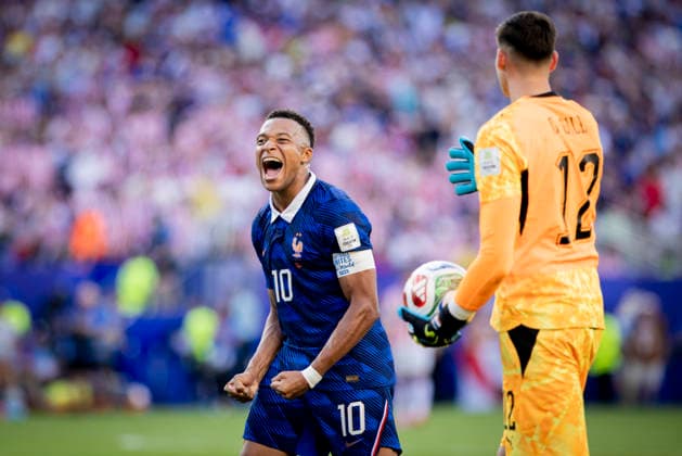 Sport Themen der Woche KW27 Philadelphia, USA 04th Jul 2026. Final jubilation: Kylian Mbappe (FRA) Orlando Gill (PAR) Paraguay - France World Cup Paraguay - Frankreich 04.07.2026 *** Philadelphia, USA, July 4, 2026: Jubilation after the final—Kylian Mbappé (FRA), Orlando Gill (PAR), Paraguay, France, World Cup, Paraguay, France, July 4, 2026