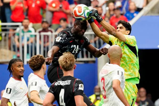July 4, 2026, Houston, Tx, United States: Canada s Promise David (24) and Morocco s Yassine Bounou (1) collide going for the ball during second half FIFA World Cup, WM, Weltmeisterschaft, Fussball round of 16 soccer action, in Houston, Saturday, July 4, 2026. Morocco Defeats Co-Host Canada 3-0 To Reach World Cup Quarterfinals  - ZUMAc35_ 20260704_zaf_c35_069 Copyright: xFrankxGunnx