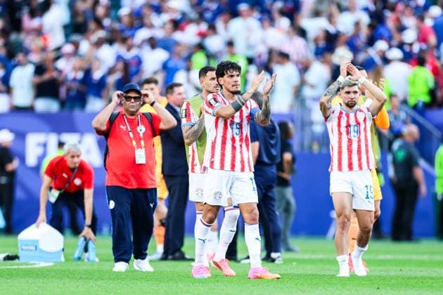 RECORD DATE NOT STATED FIFA World Cup, WM, Weltmeisterschaft, Fussball 2026 - Round of 16 - Paraguay v France Gustavo Gomez breaks down in tears after Paraguay s 1 0 defeat to France and elimination from the Round of 16 match between Paraguay and France at the FIFA World Cup, at Philadelphia Stadium, in Philadelphia, United States, on Saturday, July 04, 2026.(Foto: William Volcov Brazil Photo Press IMAGO) Sports Philadelphia PA United States Copyright: xWILLIAMxVOLCOVx