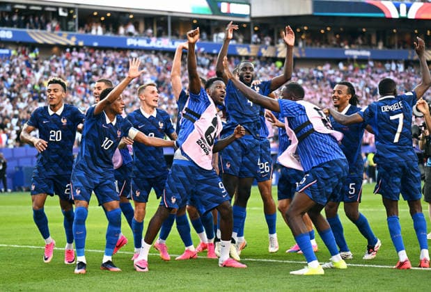Fussball, Länderspiel, Herren, FIFA World Cup, WM, Weltmeisterschaft, Fussball 2026, Fussball-Weltmeisterschaft, USA, Achtelfinale, Lincoln Financial Field, Philadelphia: Paraguay - Frankreich 0:1; Schlussjubel Frankreich, Desire Doue (FRA), Kylian Mbappe (FRA), Lucas Digne (FRA), Marcus Thuram (FRA), Dayot Upamecano (FRA), Jules Kounde (FRA), Ousmane Dembele (FRA). Jubel, Freude, Aktion. *** Soccer, International Match, Men s, 2026 FIFA World Cup, Soccer World Cup, USA, Round of 16, Lincoln Financial Field, Philadelphia, Paraguay vs. France 0–1, France’s victory celebration, Desire Doue (FRA), Kylian Mbappé (FRA), Lucas Digne (FRA), Marcus Thuram (FRA), Dayot Upamecano (FRA), Jules Koundé (FRA), Ousmane Dembélé (FRA), celebration, joy, action