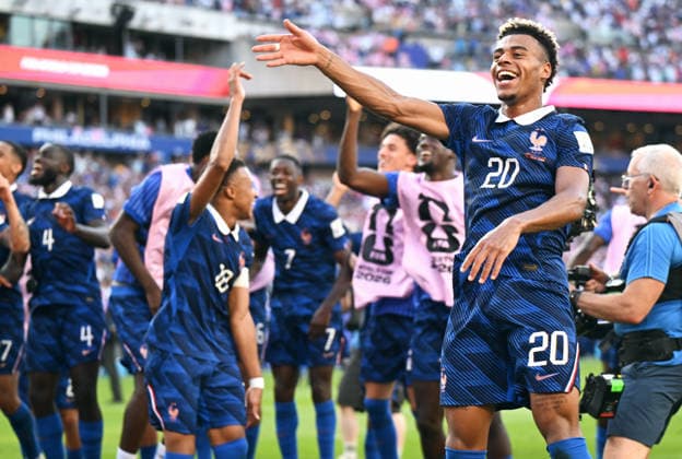 Fussball, Länderspiel, Herren, FIFA World Cup, WM, Weltmeisterschaft, Fussball 2026, Fussball-Weltmeisterschaft, USA, Achtelfinale, Lincoln Financial Field, Philadelphia: Paraguay - Frankreich 0:1; Schlussjubel Frankreich, Desire Doue (FRA). Jubel, Freude, Aktion. *** Soccer, International Match, Men s, 2026 FIFA World Cup, World Cup, USA, Round of 16, Lincoln Financial Field, Philadelphia, Paraguay vs. France 0–1, France s victory celebration, Desire Doue (FRA) celebrating, joy, action