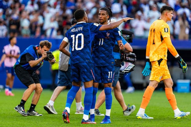 Kylian Mbappe seen celebrating with Michael Olise seen during FIFA World Cup, WM, Weltmeisterschaft, Fussball WM, Weltmeisterschaft, Fussball 2026 Round of 16 game between national teams of Paraguay and France (Edmund Wong Ball Raw Images) Philadelphia Philadelphia Stadium USA Copyright: xEdmundxWongx EW_FRAvPAR-069