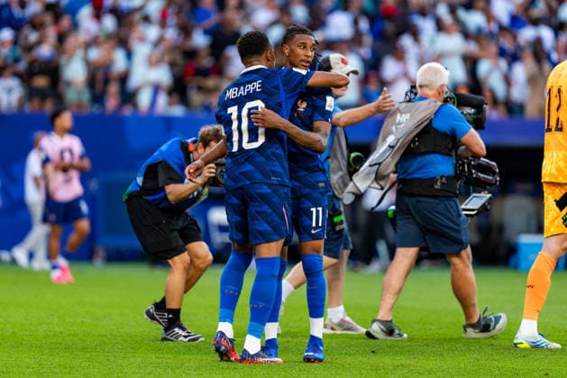 Kylian Mbappe seen celebrating with Michael Olise seen during FIFA World Cup, WM, Weltmeisterschaft, Fussball WM, Weltmeisterschaft, Fussball 2026 Round of 16 game between national teams of Paraguay and France (Edmund Wong Ball Raw Images) Philadelphia Philadelphia Stadium USA Copyright: xEdmundxWongx EW_FRAvPAR-068