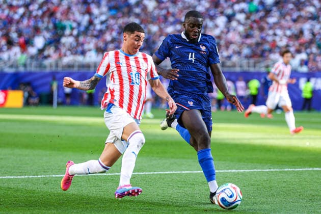 July 4, 2026, Philadelphia, Pennsylvania, USA: DAYOT UPAMECANO of France defends the ball from MIGUEL ALMIRON of Paraguay during the 2026 FIFA World Cup, WM, Weltmeisterschaft, Fussball Round of 16 match at Philadelphia Stadium in Philadelphia, PA on July 4th, 2026. Philadelphia USA - ZUMAm283 20260704_zsp_m283_035 Copyright: xBillyxMyersx