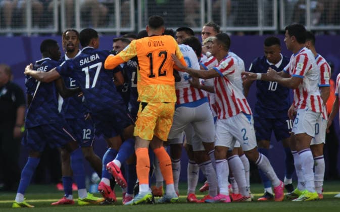 July 4, 2026, Philadelphia, Pennsylvania, USA: A fight breaks out between France and Paraguay during the July 4th FIFA World Cup, WM, Weltmeisterschaft, Fussball 2026 matchup between Paraguay and France at Lincoln Financial Field in Philadelphia, Pennsylvania. Philadelphia USA - ZUMAs325 20260704_zsp_s325_133 Copyright: xJessxStilesx