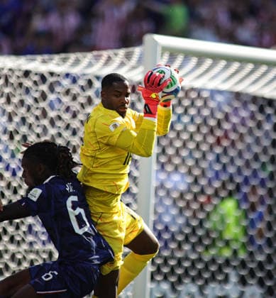 July 4, 2026, Philadelphia, Pennsylvania, USA: France goalkeeper Mike Maignan (16) makes a save during the July 4th FIFA World Cup, WM, Weltmeisterschaft, Fussball 2026 matchup between Paraguay and France at Lincoln Financial Field in Philadelphia, Pennsylvania. Philadelphia USA - ZUMAs325 20260704_zsp_s325_146 Copyright: xJessxStilesx