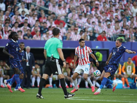July 4, 2026, Philadelphia, Pennsylvania, USA: Paraguay forward Gustavo Caballero (24) and France midfielder Adrien Rabiot (14) battle for the ball during the July 4th FIFA World Cup, WM, Weltmeisterschaft, Fussball 2026 matchup between Paraguay and France at Lincoln Financial Field in Philadelphia, Pennsylvania. Philadelphia USA - ZUMAs325 20260704_zsp_s325_152 Copyright: xJessxStilesx