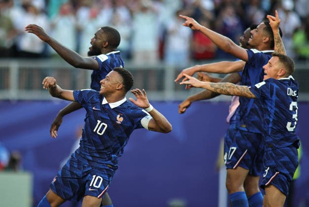 July 4, 2026, Philadelphia, Pennsylvania, USA: France forward Kylian Mbappe (10) and teammates celebrate their win after the July 4th FIFA World Cup, WM, Weltmeisterschaft, Fussball 2026 matchup between Paraguay and France at Lincoln Financial Field in Philadelphia, Pennsylvania. Philadelphia USA - ZUMAs325 20260704_zsp_s325_161 Copyright: xJessxStilesx