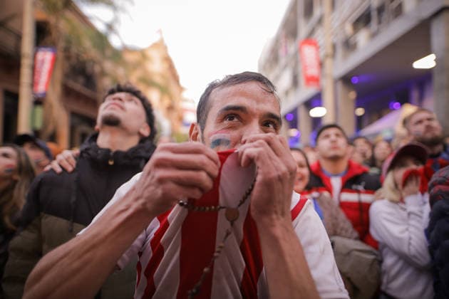 Paraguay football team supporters in Asuncion watch FIFA World Cup, WM, Weltmeisterschaft, Fussball 2026 - Round of 16 ASUNCION, PARAGUAY – JULY 4: A Paraguayan man kisses his Paraguay’s national football shirt during the game against France at the streets of Downtown Asuncion during the FIFA World Cup Round of 16, in Asuncion, Paraguay, on July 4, 2026. Nathalia Aguilar Anadolu Asuncion Paraguay. Editorial use only. Please get in touch for any other usage.  Copyright: x2026xAnadoluxNathaliaxAguilarx