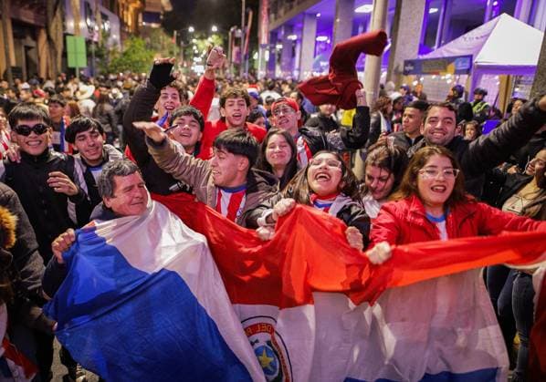 Paraguay football team supporters in Asuncion watch FIFA World Cup, WM, Weltmeisterschaft, Fussball 2026 - Round of 16 ASUNCION, PARAGUAY – JULY 4: Paraguay national football team supporters sing after France s victory at a street in downtown Asuncion during the FIFA World Cup Round of 16, in Asuncion, Paraguay, on July 4, 2026. Nathalia Aguilar Anadolu Asuncion Paraguay. Editorial use only. Please get in touch for any other usage.  Copyright: x2026xAnadoluxNathaliaxAguilarx