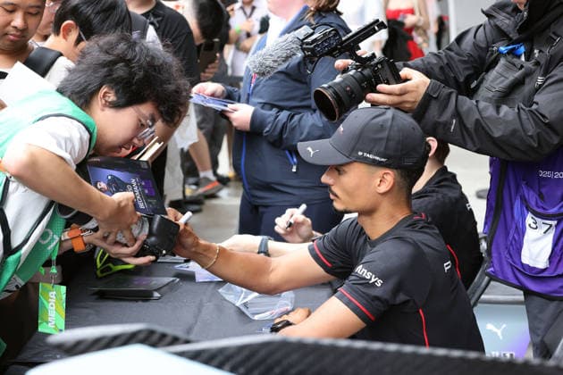 Pascal Wehrlein (GER) Porsche von chinesichen Besuchern während der Autogrammstunde umlagert, FIA Formel E Weltmeisterschaft Saison 12, Shanghai E- Prix, China, 05.07.2026, Shanghai International Circuit, Dunkle Wolken *** Pascal Wehrlein (GER) in his Porsche, surrounded by Chinese visitors during an autograph session, FIA Formula E World Championship Season 12, Shanghai E-Prix, China, July 5, 2026, Shanghai International Circuit, dark clouds