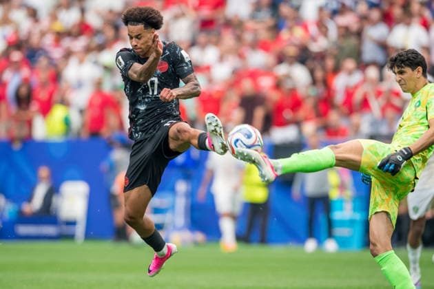 July 4, 2026: Canada midfielder Tajon Buchanan (17) and Morocco goalkeeper Yassine Bounou (1) battle for the ball during a FIFA World Cup, WM, Weltmeisterschaft, Fussball Round of 16 match between Canada and Morocco in Houston, TX. .. CSM FIFA World Cup 2026: Canada Vs Morocco JUL 04  - ZUMAc04_ 20260704_zma_c04_146 Copyright: xTraskxSmithx