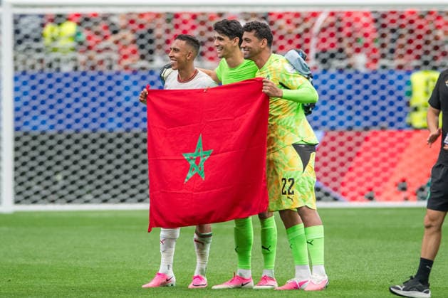July 4, 2026: Morocco forward Soufiane Rahimi (9), goalkeeper Yassine Bounou (1), and goalkeeper Ahmed Reda Tagnaouti (22) hold a flag while celebrating a victory after a FIFA World Cup, WM, Weltmeisterschaft, Fussball Round of 16 match between Canada and Morocco in Houston, TX. .. CSM FIFA World Cup 2026: Canada Vs Morocco JUL 04  - ZUMAc04_ 20260704_zma_c04_171 Copyright: xTraskxSmithx