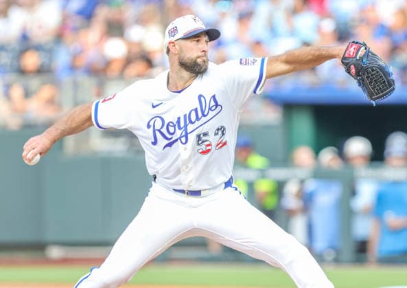 JULY 4, 2026: Kansas City Royals starting pitcher Michael Wacha (52) throws a pitch in the 1st inning against the Philadelphia Phillies at Kauffman Stadium in Kansas City, MO. CSM Kansas City United States - ZUMAc04_ 20260704_zma_c04_209 Copyright: xRomanxPunox