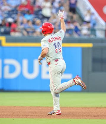 JULY 4, 2026: Philadelphia Phillies catcher J.T. Realmuto (10) points towards the bullpen after hitting a home run against the Kansas City Royals at Kauffman Stadium in Kansas City, MO. CSM Kansas City United States - ZUMAc04_ 20260704_zma_c04_245 Copyright: xRomanxPunox