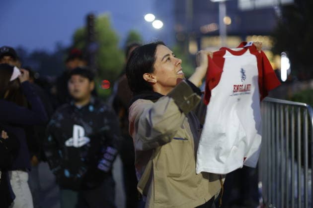 Police clear fans from the area around the England Team s hotel A fan reacts outside the England national team, Nationalteam s team hotel in Mexico City, Mexico, 04 July 2026. Dozens of fans who were loitering around the hotel where the England team, which will face Mexico tomorrow in the World Cup, is staying were removed by the police, who have taken measures to ensure the players can rest. Mexico City Mexico  Copyright: xSáshenkaxGutiérrezx