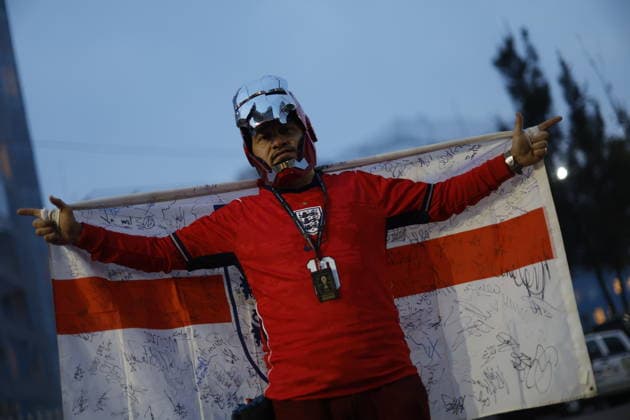 Police clear fans from the area around the England Team s hotel A fan poses in front of the England national team, Nationalteam s team hotel in Mexico City, Mexico, 04 July 2026. Dozens of fans who were loitering around the hotel where the England team, which will face Mexico tomorrow in the World Cup, is staying were removed by the police, who have taken measures to ensure the players can rest. Mexico City Mexico  Copyright: xSáshenkaxGutiérrezx