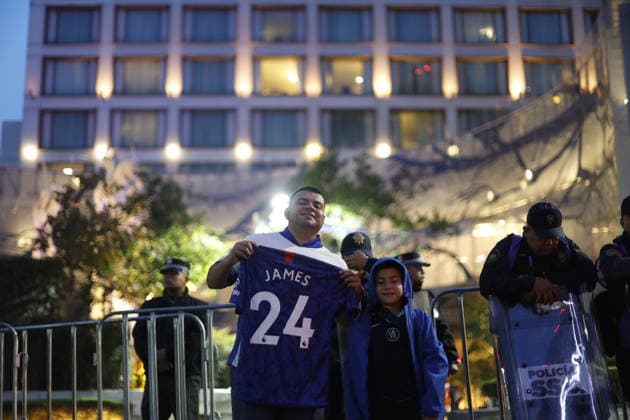 Police clear fans from the area around the England Team s hotel A fan poses in front of the England national team, Nationalteam s team hotel in Mexico City, Mexico, 04 July 2026. Dozens of fans who were loitering around the hotel where the England team, which will face Mexico tomorrow in the World Cup, is staying were removed by the police, who have taken measures to ensure the players can rest. Mexico City Mexico  Copyright: xSáshenkaxGutiérrezx