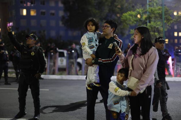 Police clear fans from the area around the England Team s hotel Fans react outside the England national team, Nationalteam s team hotel in Mexico City, Mexico, 04 July 2026. Dozens of fans who were loitering around the hotel where the England team, which will face Mexico tomorrow in the World Cup, is staying were removed by the police, who have taken measures to ensure the players can rest. Mexico City Mexico  Copyright: xSáshenkaxGutiérrezx