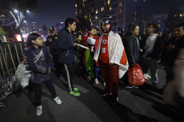Police clear fans from the area around the England Team s hotel Fans walk past the England national team, Nationalteam s team hotel in Mexico City, Mexico, 04 July 2026. Dozens of fans who were loitering around the hotel where the England team, which will face Mexico tomorrow in the World Cup, is staying were removed by the police, who have taken measures to ensure the players can rest. Mexico City Mexico  Copyright: xSáshenkaxGutiérrezx