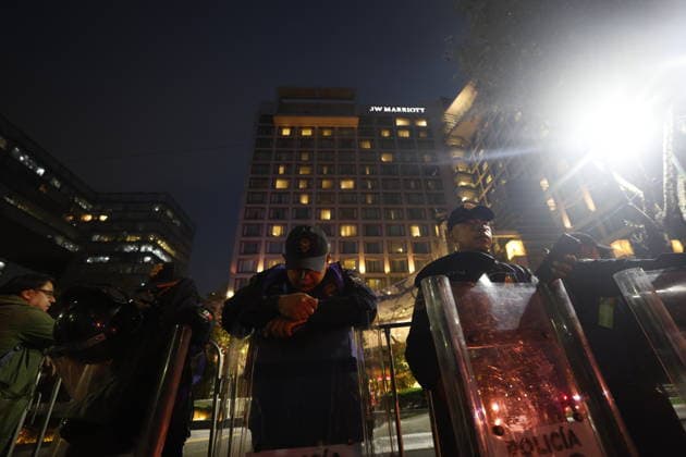 Police clear fans from the area around the England Team s hotel Members of the Mexican police guard the England national team, Nationalteam s hotel in Mexico City, Mexico, 04 July 2026. Dozens of fans who were loitering around the hotel where the England team, which will face Mexico tomorrow in the World Cup, is staying were removed by the police, who have taken measures to ensure the players can rest. Mexico City Mexico  Copyright: xSáshenkaxGutiérrezx