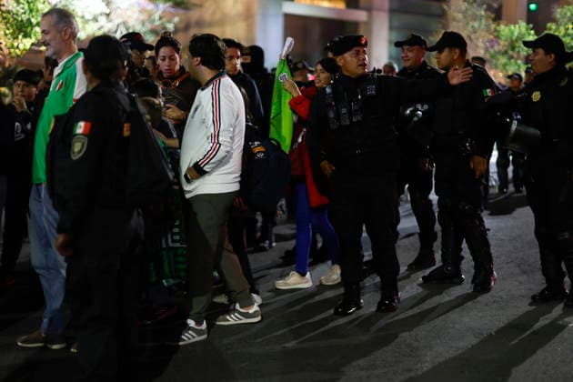 Police clear fans from the area around the England Team s hotel Members of the Mexican police guard the England national team, Nationalteam s hotel in Mexico City, Mexico, 04 July 2026. Dozens of fans who were loitering around the hotel where the England team, which will face Mexico tomorrow in the World Cup, is staying were removed by the police, who have taken measures to ensure the players can rest. Mexico City Mexico  Copyright: xSáshenkaxGutiérrezx