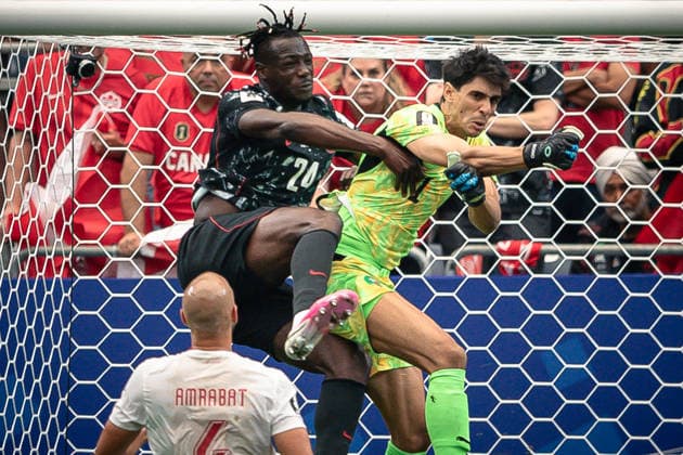 July 4, 2026, Houston, Texas, USA: Canada forward PROMISE DAVID (24) colliding with Morocco goalkeeper YASSINE BOUNOU (1) during the Round of 16 match between Morocco and Canada at the FIFA World Cup, WM, Weltmeisterschaft, Fussball 2026 at Houston Stadium in Houston, Texas, on Saturday, July 4, 2026. Morocco defeated Canada 3-0. World Cup 2026: RD 16: Morocco 3:0 Canada  - ZUMAp213 20260704_znp_p213_051 Copyright: xLynnxPenningtonx