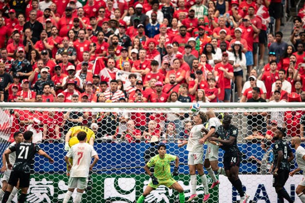 July 4, 2026: Morocco midfielder NEIL EL AYNAOUI (24) heads the ball under pressure from Canada forward PROMISE DAVID (24) during a corner kick as Morocco goalkeeper YASSINE BOUNOU (1) and Canada goalkeeper MAXIME CREPEAU (16) react during the Round of 16 match between Morocco and Canada at the FIFA World Cup, WM, Weltmeisterschaft, Fussball 2026 at Houston Stadium in Houston, Texas, on Saturday, July 4, 2026. Morocco defeated Canada 3-0. USA News - July 4, 2026  - ZUMAp213 20260704_znp_p213_056 Copyright: xLynnxPenningtonx