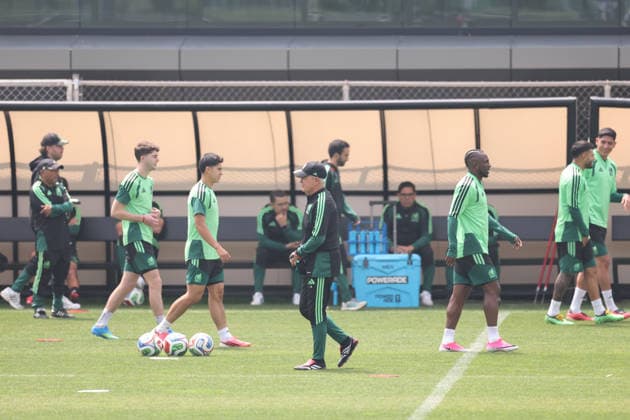 (260705) -- MEXICO CITY, July 5, 2026 -- Javier Aguirre (front), head coach of Mexico, attends a training session ahead of the round of 16 match between Mexico and England at the 2026 FIFA World Cup, WM, Weltmeisterschaft, Fussball in Mexico City, Mexico, July 4, 2026. (Photo by Xinhua) (SP)MEXICO-MEXICO CITY-FOOTBALL-FIFA WORLD CUP-TRAINING-MEXICO FranciscoxCanedo 
