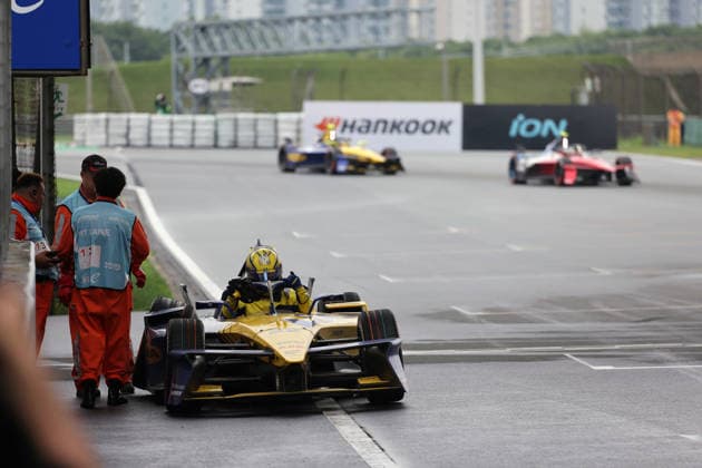 Zane Maloney (BAR) stopt seinen beschädigten Lola- Yamaha auf der Start- Zielgerade während dahinter vor Jean- Eric Vergne (FRA) Citreon und Lucas di Grassi (BRA) Lola- Yamaha durchs Bild fahren, Rennen 2, FIA Formel E Weltmeisterschaft Saison 12, Shanghai E- Prix, China, 05.07.2026, Shanghai International Circuit, *** Zane Maloney (BAR) stops his damaged Lola Yamaha on the start-finish straight while, behind him, Jean Eric Vergne (FRA) in a Citroën and Lucas di Grassi (BRA) in a Lola Yamaha drive past, Race 2, FIA Formula E World Championship Season 12, Shanghai E-Prix, China, July 5, 2026, Shanghai International Circuit,
