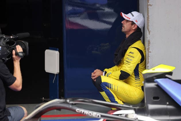 Sieger Lucas di Grassi (BRA) Lola- Yamaha im Parc ferme einem Moment für sich, Rennen 2, FIA Formel E Weltmeisterschaft Saison 12, Shanghai E- Prix, China, 05.07.2026, Shanghai International Circuit, *** Winner Lucas di Grassi (BRA, Lola Yamaha) takes a moment to himself in the parc fermé after Race 2 of the FIA Formula E World Championship Season 12, Shanghai E-Prix, China, July 5, 2026, Shanghai International Circuit,