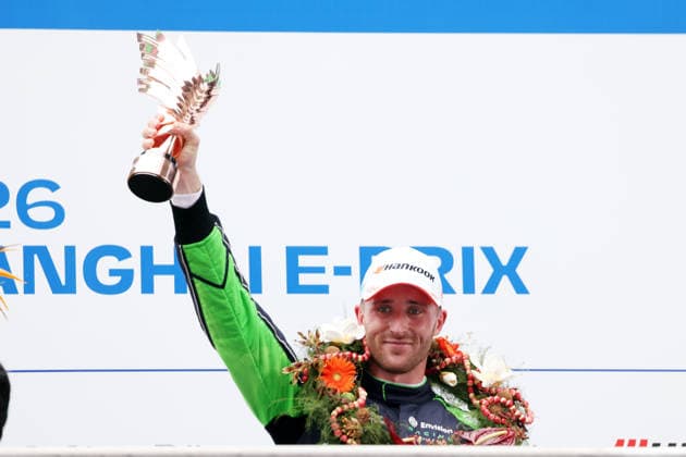 Dritter Joel Eriksson (SWE) Envision mit Pokal auf dem Podium, Rennen 2, FIA Formel E Weltmeisterschaft Saison 12, Shanghai E- Prix, China, 05.07.2026, Shanghai International Circuit, *** Joel Eriksson (SWE) of Envision, in third place, holding the trophy on the podium, Race 2, FIA Formula E World Championship Season 12, Shanghai E-Prix, China, July 5, 2026, Shanghai International Circuit,