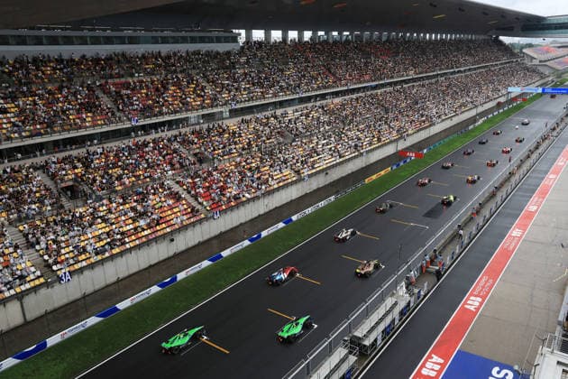 FE Startfeld kurz vor dem Start neben der Haupttribüne, Rennen 2, FIA Formel E Weltmeisterschaft Saison 12, Shanghai E- Prix, China, 05.07.2026, Shanghai International Circuit, *** FE starting grid shortly before the start next to the main grandstand, Race 2, FIA Formula E World Championship Season 12, Shanghai E-Prix, China, July 5, 2026, Shanghai International Circuit,