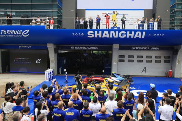 Jean- Eric Vergne (FRA) Citreon zweiter, Sieger Lucas di Grassi (BRA) Lola- Yamaha und Dritter Joel Eriksson (SWE) Envision werden vom Lola- Yamaha Teammitgliedern unt er dem Podium gefeiert , Rennen 2, FIA Formel E Weltmeisterschaft Saison 12, Shanghai E- Prix, China, 05.07.2026, Shanghai International Circuit, *** Jean Eric Vergne (FRA) in a Citroën, who finished second; winner Lucas di Grassi (BRA) in a Lola Yamaha; and third-place finisher Joel Eriksson (SWE) in an Envision are celebrated by Lola Yamaha team members beneath the podium, Race 2, FIA Formula E World Championship Season 12, Shanghai E-Prix, China, July 5, 2026, Shanghai International Circuit,