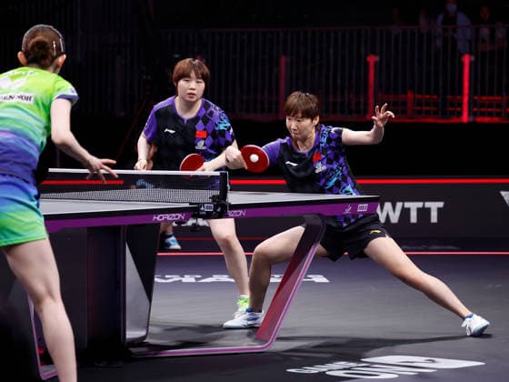 (260705) -- ONTARIO, July 5, 2026 -- Wang Manyu (R) Kuai Man of China compete during the women s doubles final against Harimoto Miwa Hayata Hina of Japan at the WTT United States Smash 2026 in Ontario, California, the United States, July 4, 2026. (Photo by Xinhua) (SP)U.S.-ONTARIO Table tennis, Tischtennis WTT SMASH 2026-WOMEN S DOUBLES QiuxChen 