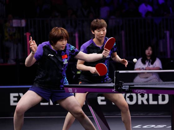 (260705) -- ONTARIO, July 5, 2026 -- Wang Manyu (R) Kuai Man of China compete during the women s doubles final against Harimoto Miwa Hayata Hina of Japan at the WTT United States Smash 2026 in Ontario, California, the United States, July 4, 2026. (Photo by Xinhua) (SP)U.S.-ONTARIO Table tennis, Tischtennis WTT SMASH 2026-WOMEN S DOUBLES QiuxChen 